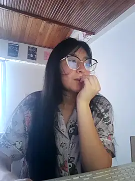 Snapshot of Arielle_lov chatting on 10/26/25, 04:35 Arielle lov online show from 10/26/25, 04:35