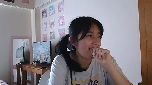 Snapshot of Arielle_lov chatting on 11/06/25, 05:03 Arielle lov online show from 11/06/25, 05:03