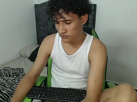 Snapshot of Boy_coll chatting on 03/08/26, 05:33 Boy coll online show from 03/08/26, 05:33