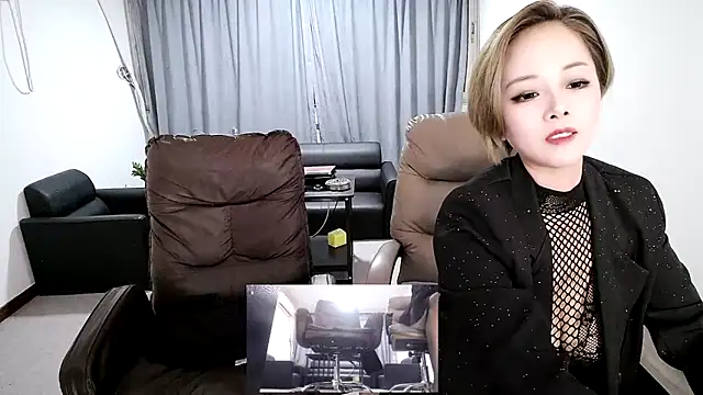 Snapshot of beira-01 chatting on 11/11/25, 03:45 beira-01 online show from 11/11/25, 03:45