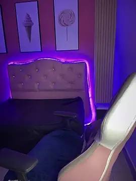 Snapshot of Emily-teen chatting on 02/23/25, 01:21 Emily-teen online show from 02/23/25, 01:21