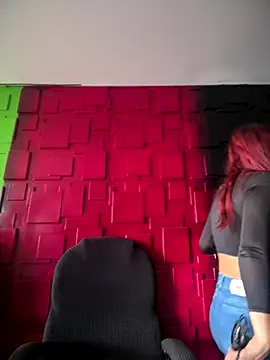 Snapshot of Emily-teen chatting on 10/07/25, 01:30 Emily-teen online show from 10/07/25, 01:30