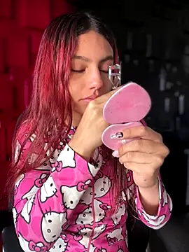 Snapshot of Emily-teen chatting on 11/04/25, 01:43 Emily-teen online show from 11/04/25, 01:43