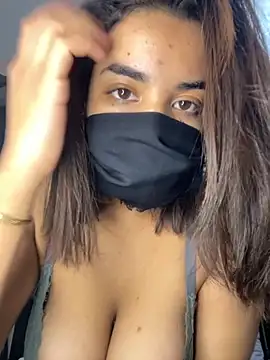 Snapshot of Louli_ta chatting on 11/30/25, 01:42 Louli ta online show from 11/30/25, 01:42