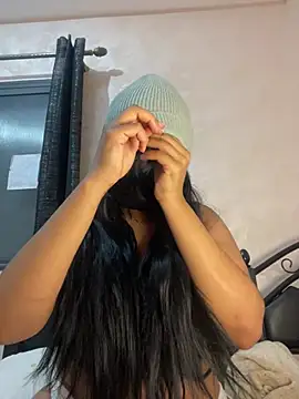 Snapshot of Louli_ta chatting on 02/16/26, 06:37 Louli ta online show from 02/16/26, 06:37