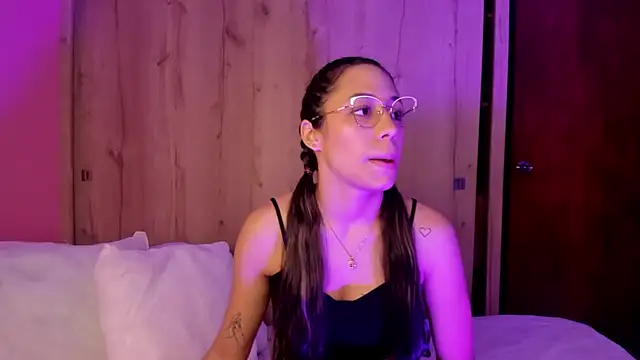 Snapshot of TANIA_06 chatting on 05/20/26, 01:28 TANIA 06 online show from 05/20/26, 01:28