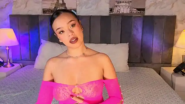 Snapshot of LiaHilton2 chatting on 11/18/25, 02:32 LiaHilton2 online show from 11/18/25, 02:32