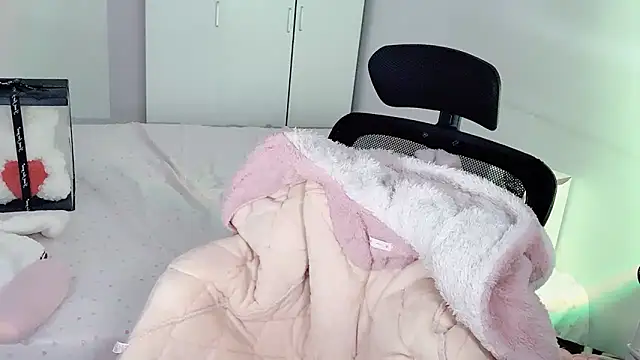 Snapshot of Annnnqi-77 chatting on 10/25/25, 07:27 Annnnqi-77 online show from 10/25/25, 07:27