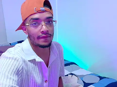 Snapshot of eross_chipre_ chatting on 01/15/26, 05:49 eross chipre online show from 01/15/26, 05:49