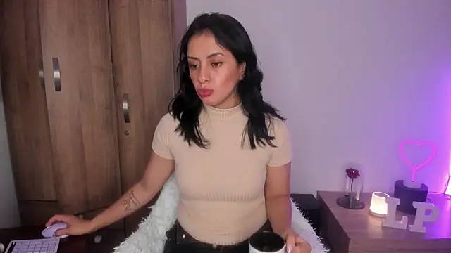 Snapshot of _lucianapalmer chatting on 10/08/25, 12:14 lucianapalmer online show from 10/08/25, 12:14