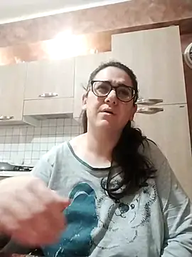 Snapshot of Dolcecurvy chatting on 12/17/25, 10:49 Dolcecurvy online show from 12/17/25, 10:49