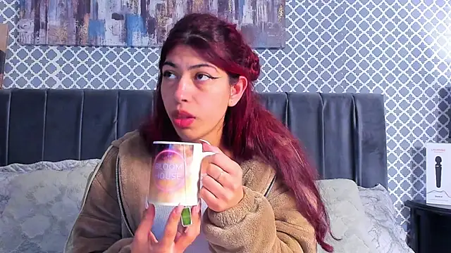 Snapshot of Cassie_bloom chatting on 02/26/25, 09:21 Cassie bloom online show from 02/26/25, 09:21