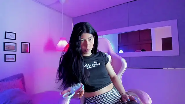 Snapshot of Cassie_bloom chatting on 11/05/25, 08:42 Cassie bloom online show from 11/05/25, 08:42