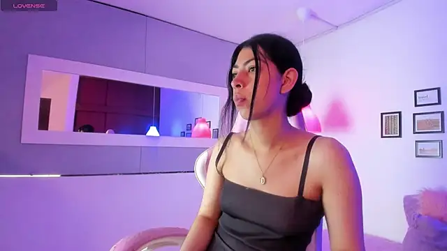 Snapshot of Cassie_bloom chatting on 11/18/25, 04:22 Cassie bloom online show from 11/18/25, 04:22