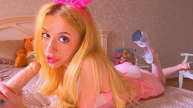 Snapshot of _BunnyDollStella_ chatting on 10/05/25, 05:28 BunnyDollStella online show from 10/05/25, 05:28