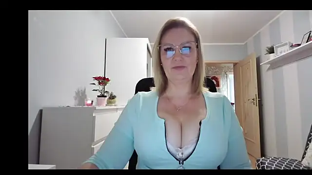 Snapshot of DianaLive chatting on 12/19/25, 09:05 DianaLive online show from 12/19/25, 09:05