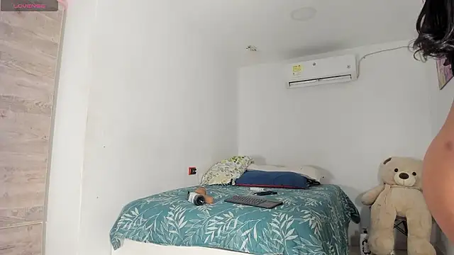 Snapshot of flor_herrera01 chatting on 02/23/26, 04:32 flor herrera01 online show from 02/23/26, 04:32