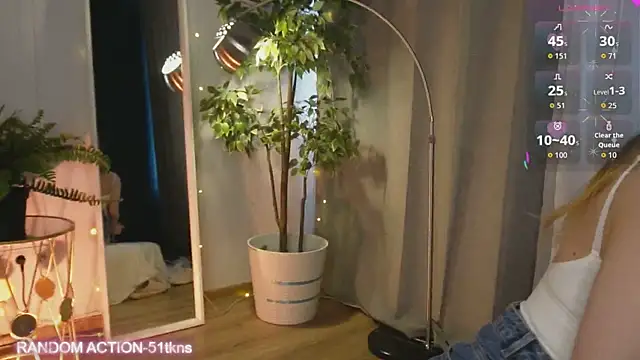 Snapshot of luna_joy_ chatting on 04/18/26, 12:53 luna joy online show from 04/18/26, 12:53