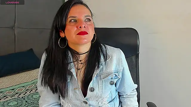 Snapshot of laura_hotties chatting on 03/12/25, 01:30 laura hotties online show from 03/12/25, 01:30