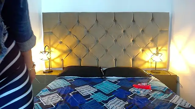 Snapshot of laura_hotties chatting on 03/21/25, 12:50 laura hotties online show from 03/21/25, 12:50