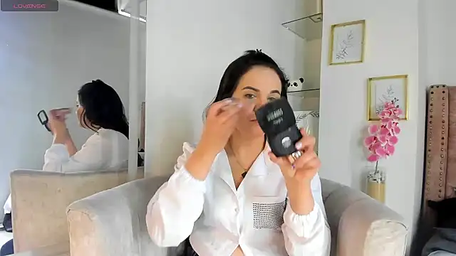 laura hotties online show from 06/19/26, 05:50