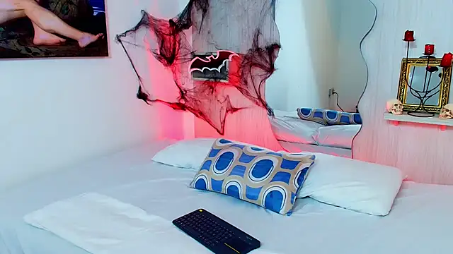 ZaraRousse online show from 10/19/25, 10:21