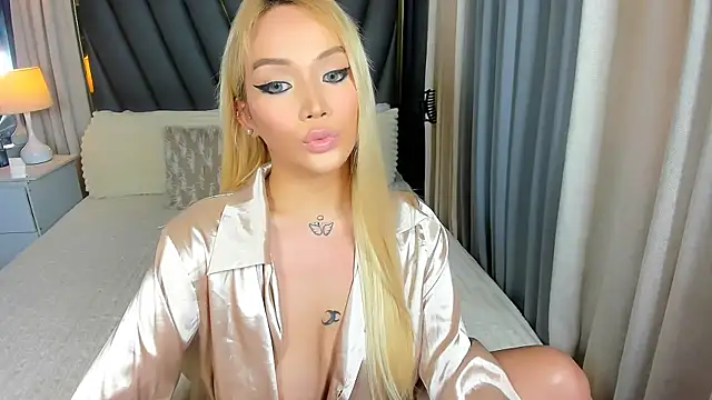Snapshot of KylieSonique chatting on 01/12/26, 05:01 KylieSonique online show from 01/12/26, 05:01