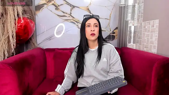 Snapshot of Bella_williamss_ chatting on 12/21/25, 01:18 Bella williamss online show from 12/21/25, 01:18