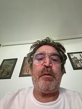 Snapshot of moreno51 chatting on 12/15/25, 11:20 moreno51 online show from 12/15/25, 11:20