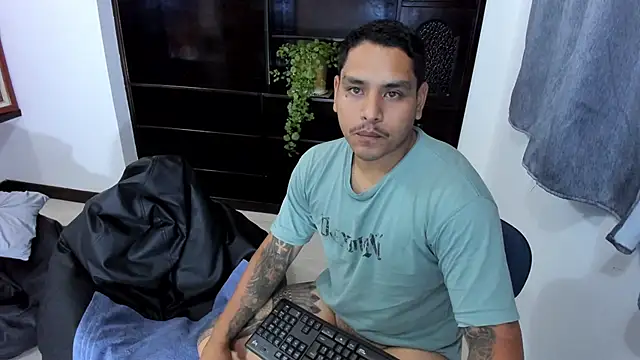 Snapshot of maxflurry_ chatting on 03/22/25, 06:43 maxflurry  online show from 03/22/25, 06:43