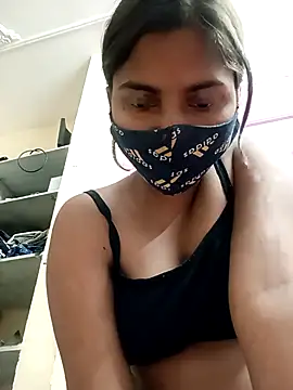 Snapshot of heena-3678 chatting on 10/08/25, 12:25 heena-3678 online show from 10/08/25, 12:25