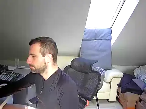 Snapshot of gryzoon chatting on 10/10/25, 12:37 gryzoon online show from 10/10/25, 12:37