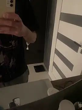 Snapshot of gryzoon chatting on 11/22/25, 01:48 gryzoon online show from 11/22/25, 01:48