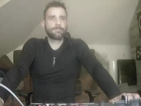 Snapshot of gryzoon chatting on 02/17/26, 01:13 gryzoon online show from 02/17/26, 01:13