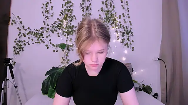 LaseyMoon online show from 03/14/25, 04:21