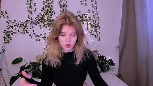 LaseyMoon online show from 03/20/25, 04:18