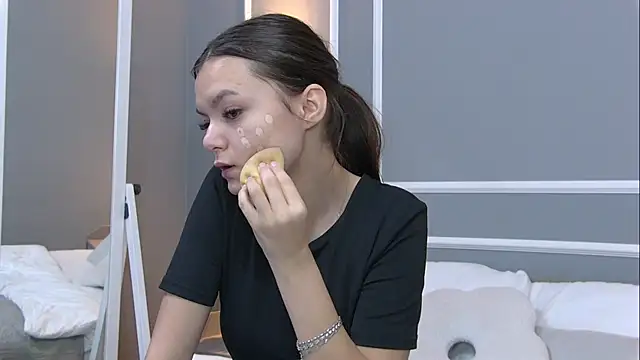 AsterQuinn online show from 10/25/25, 03:40