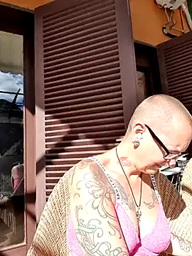 Snapshot of Emma_Milf25 chatting on 03/06/25, 10:09 Emma Milf25 online show from 03/06/25, 10:09