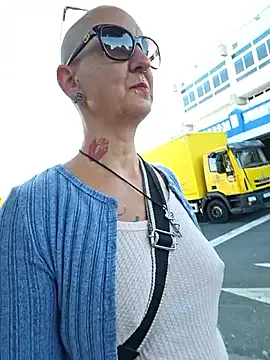 Snapshot of Emma_Milf25 chatting on 09/25/25, 07:56 Emma Milf25 online show from 09/25/25, 07:56