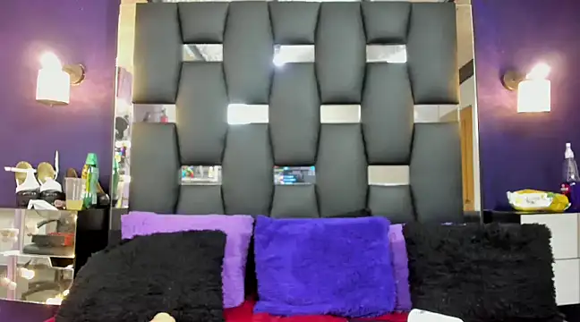 Snapshot of EMYCLARK01 chatting on 03/18/25, 12:16 EMYCLARK01 online show from 03/18/25, 12:16