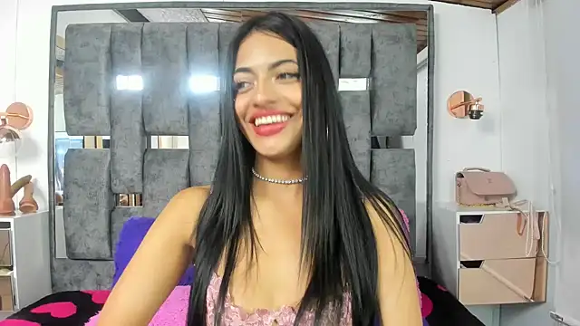 Snapshot of EMYCLARK01 chatting on 07/10/26, 01:43 EMYCLARK01 online show from 07/10/26, 01:43