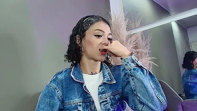 Snapshot of Vaiolett_Smith chatting on 03/26/26, 02:44 Vaiolett Smith online show from 03/26/26, 02:44