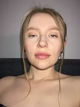 Snapshot of EvaBrooklyn chatting on 03/10/25, 04:46 EvaBrooklyn online show from 03/10/25, 04:46