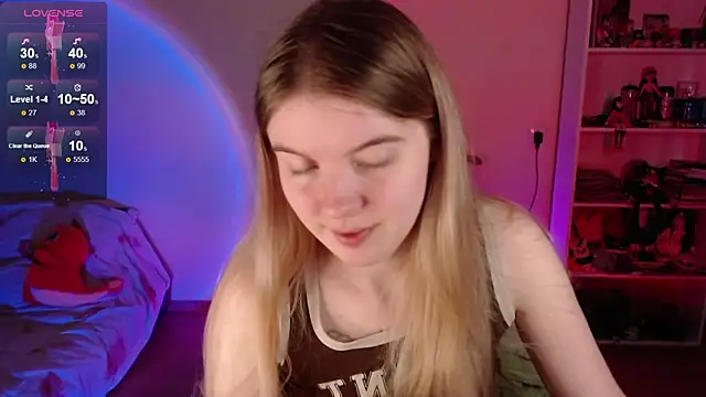 Strawberry juli online show from 05/19/26, 05:36