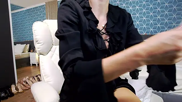 zoeylarkens online show from 10/14/25, 04:19