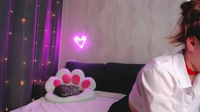 EmmaVictori1 online show from 05/13/26, 08:23