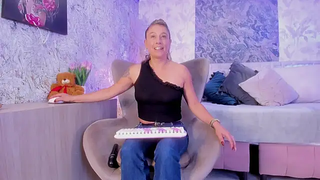 Liannaa  online show from 09/18/25, 07:38