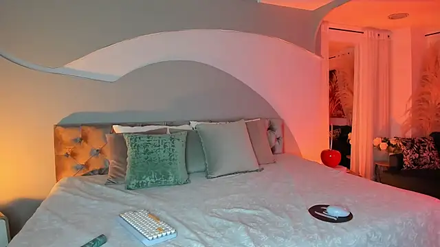 Elizabeth clark  online show from 09/25/25, 08:01