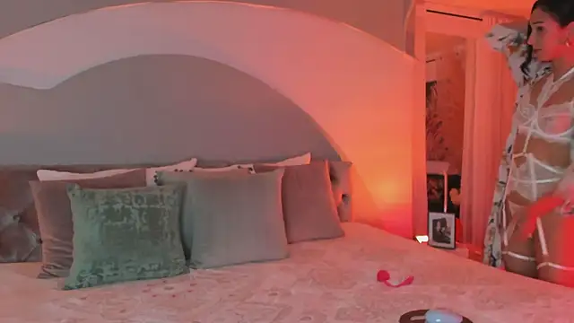 Elizabeth clark  online show from 10/24/25, 08:05