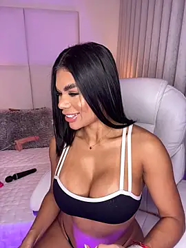 Snapshot of Amylewisq chatting on 03/11/25, 12:11 Amylewisq online show from 03/11/25, 12:11